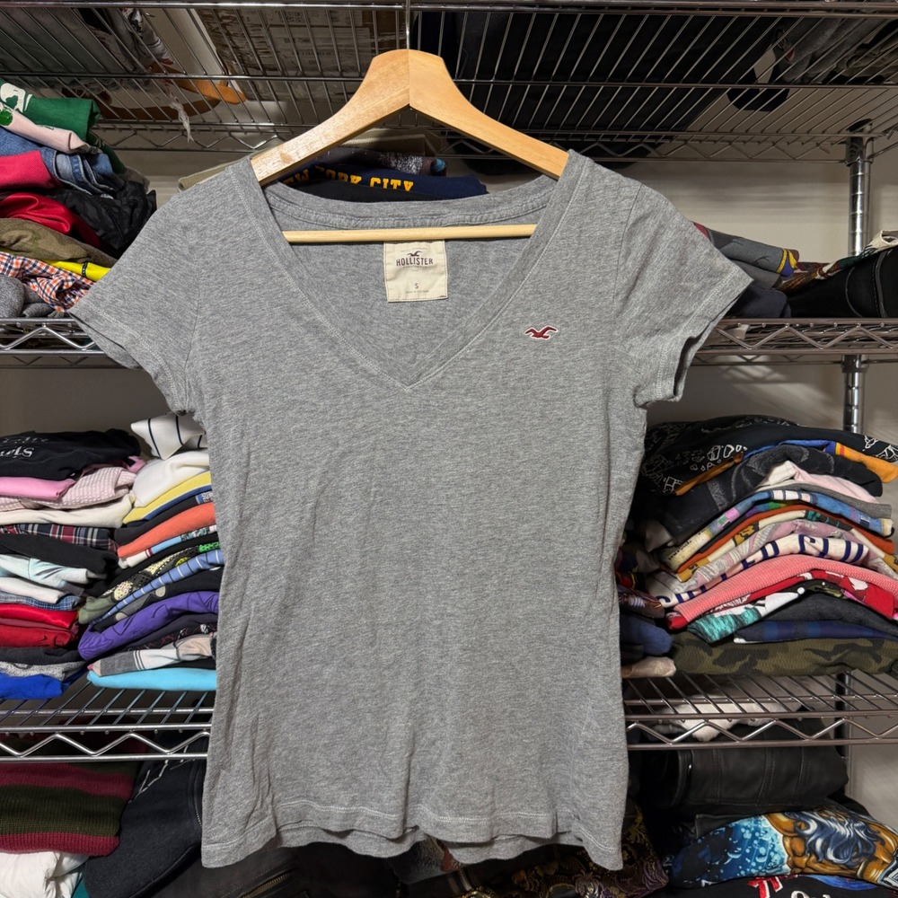 Vintage Y2K Hollister T-Shirt Women's Small Gray V-Neck Short Sleeve Logo Cotton